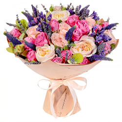 Дизайнерский букет «Лепестковый вихрь»