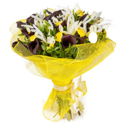 Букет из ирисов и калл «Яркая надежда»