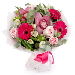 Красивый букет ароматных цветов «Розовый каскад»