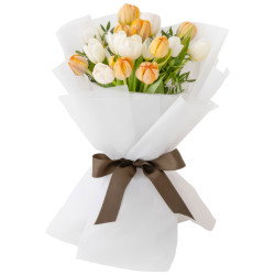 Букет белых и оранжевых тюльпанов «Волшебство утра»