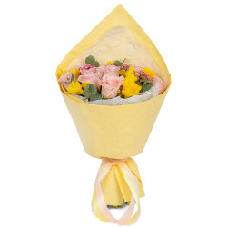 Букет из роз и ирисов «Нежный румянец»
