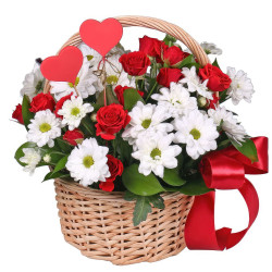 Корзинка цветов «Сердечный акцент»