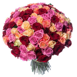 Российская роза ассорти из красной, бежевой, розовой, оранжевой и белой