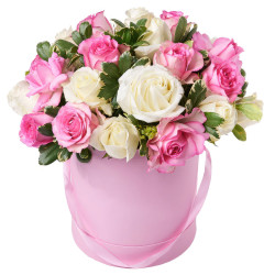 Шляпная коробка с розами «Чарующий стиль»