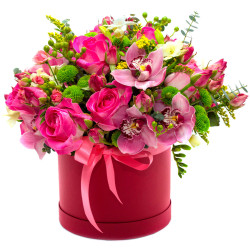 Шикарные цветы в коробке «Нежный аккорд»