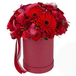 Цветы в шляпной коробке «Багряные мечты»