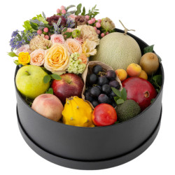 Шляпная коробка с цветами и фруктами «Праздничная феерия»