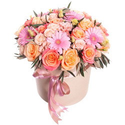 Цветочная композиция в шляпной коробке «Сказка»