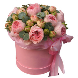 Живые цветы в шляпной коробке «Розовый шик»