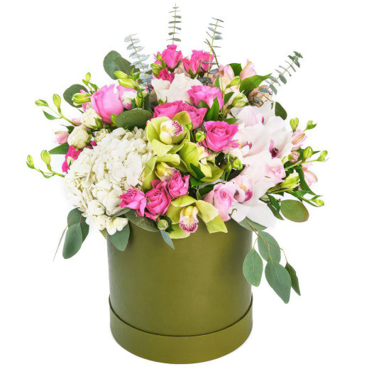 Цветочная композиция в шляпной коробке «Светлый трепет»