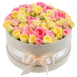 Красивый букет в шляпной коробке «Рассветная роса»