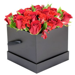 Цветочный бокс «Алые грёзы»