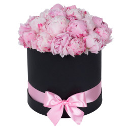 Шляпная коробка с пионами «Восторг нежности»