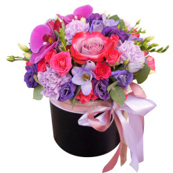 Цветочная композиция в шляпной коробке «Утренняя заря»