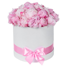 Шляпная коробка с пионами «Волшебные лепестки»