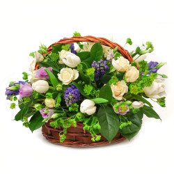 Красивая композиция из живых цветов «Сиреневые мечты»