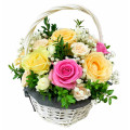 Цветы в корзинке с декоративными цветами